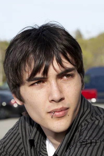 Jonge tiener man buiten portret lip piercing — Stockfoto