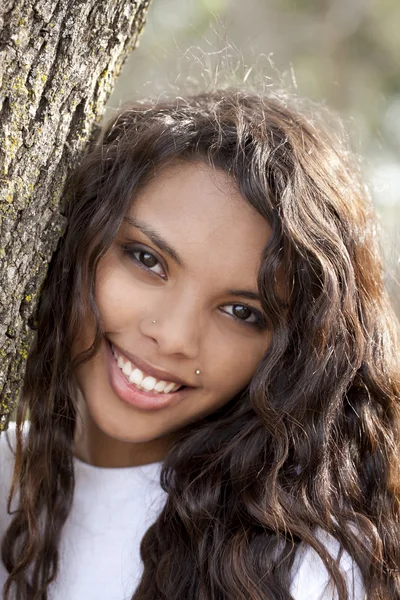 Joven adolescente hispana sonriendo retrato al aire libre — Foto de Stock
