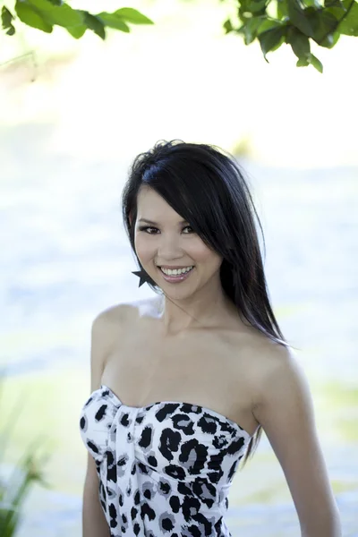 Молодая азиатка, улыбающаяся на открытом воздухе, река — стоковое фото