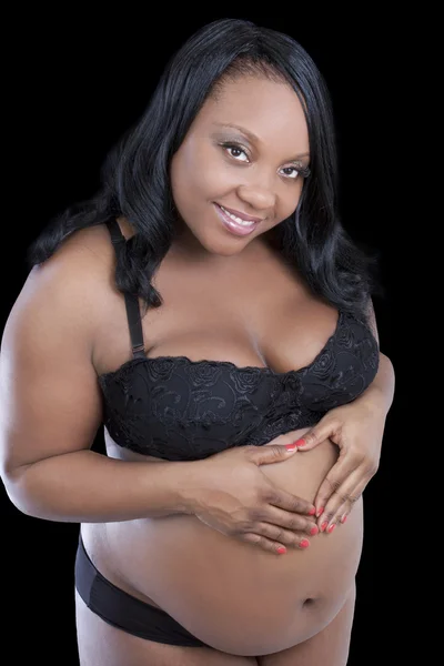 Jeune femme noire enceinte mains sur l'estomac — Photo