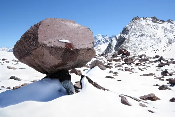Huge stone block like mushroom in snow Caucasus mountains — Stock Photo, Image