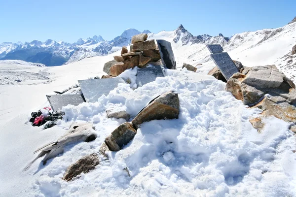 Pomnik w przebiegu hotutau w górach Kaukazu. — Zdjęcie stockowe