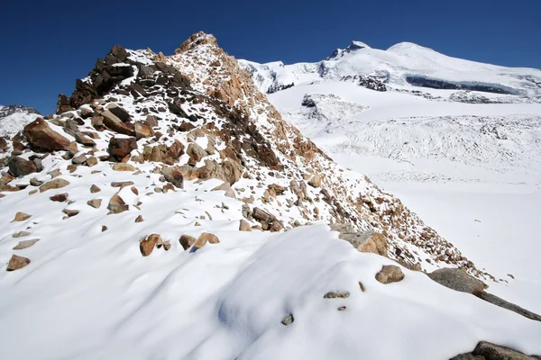 Elbrus from snowy and rocky pass in Caucasus mountains — Stock Photo, Image