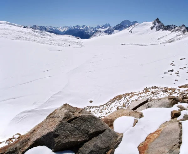 Ледниковое снежное плато Хотутау в горах Кавказа — стоковое фото