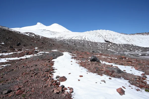 Peak elbrus, snö och stenar i Kaukasus — Stockfoto