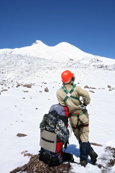 Альпініст в горах проти пік Ельбрус, льодовики — стокове фото