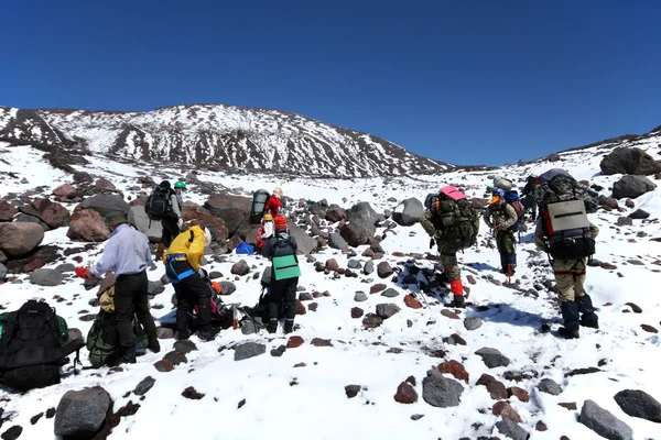 Teamet av bergsbestigare. förberedelse till klättring — Stockfoto