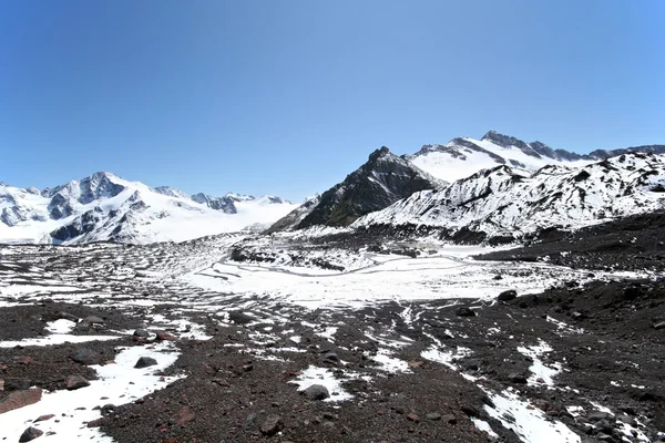 Rochas, neve, pedras e céu nas montanhas do Cáucaso — Fotografia de Stock