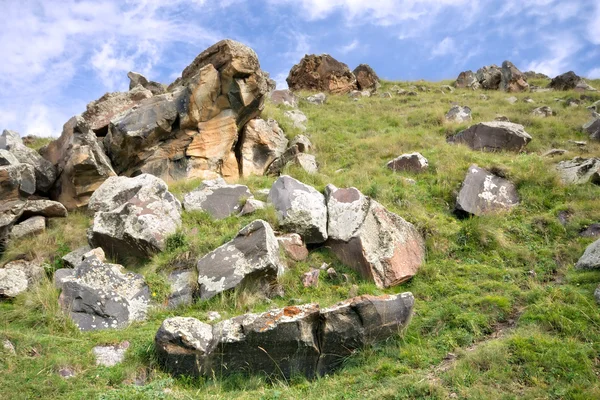 Куча камней и валунов в долине в горах Кавказа — стоковое фото
