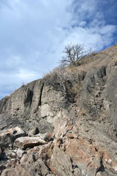 Steinhaufen und Felsen mit Schichten und Schichten. Krim. — Stockfoto