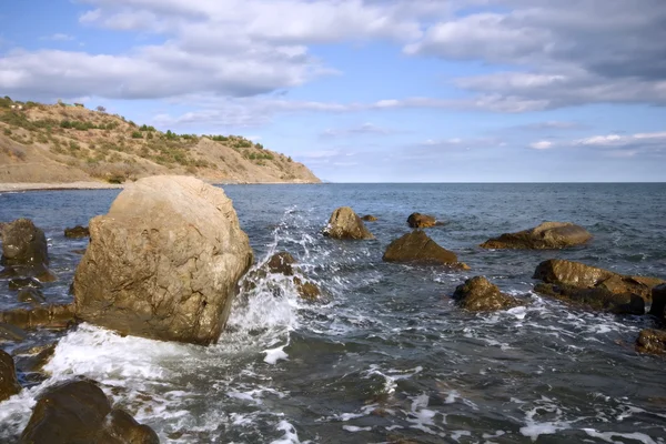 Costa do mar com pedras e pedras contra o céu — Fotografia de Stock