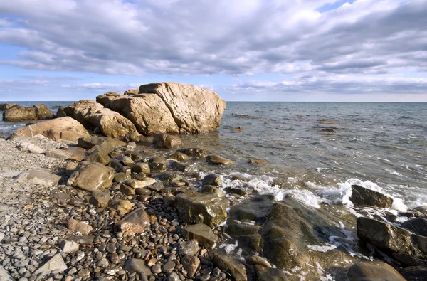 岩、石、雲と空と海の海岸。クリミア半島. — ストック写真