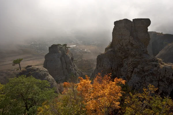 Rock colums mot dalen i fog.crimea bergen. demerdgi stenar. — Stockfoto