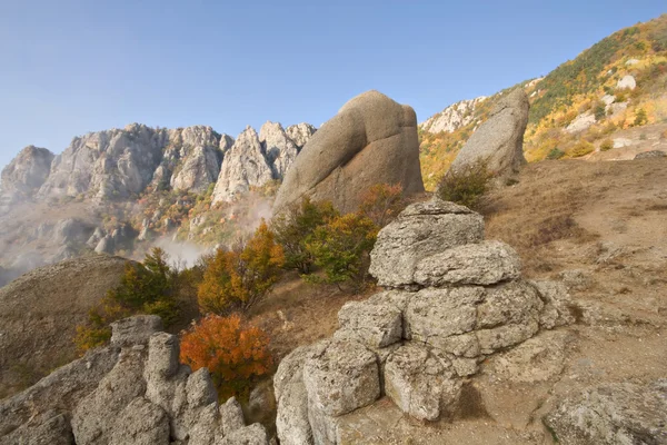 Bushes and rocks in Crimea mountains. Fog starts. — Stock Photo, Image