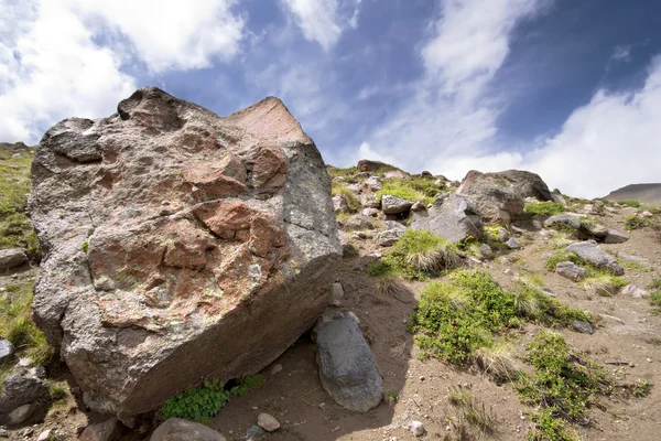 Lindas rochas e pedras no vale das montanhas do Cáucaso Imagens Royalty-Free