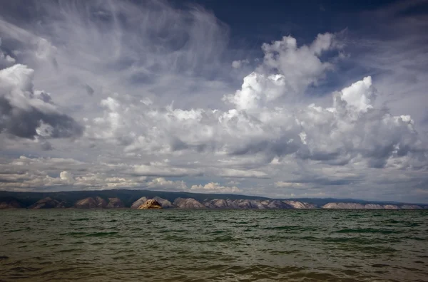 Onweer clouds.baikal lake.view van olkhon. — Stockfoto
