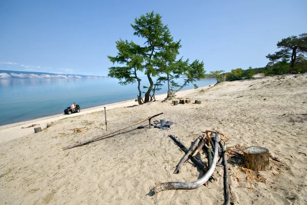 Acampar, recreação, lago Baikal litor.Quadrocycle . Fotografias De Stock Royalty-Free