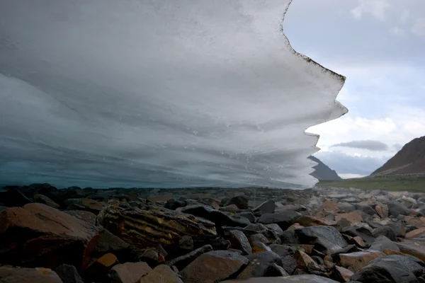 Vågig iskanten över stenar. Sayan mountains.russia. — Stockfoto