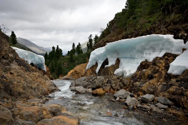 Río de montaña Shumak con hielo en la costa — Foto de Stock