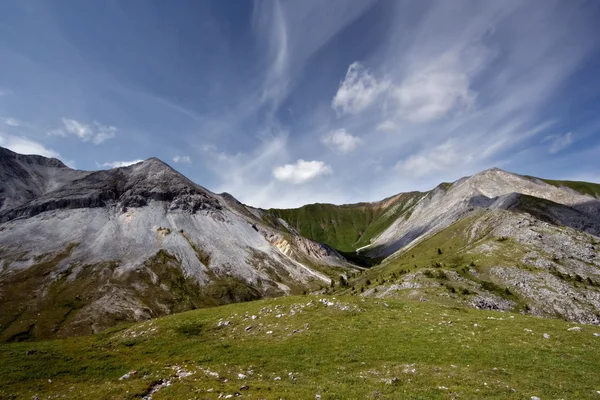 Vackert landskap med berg, himmel och moln — Stockfoto