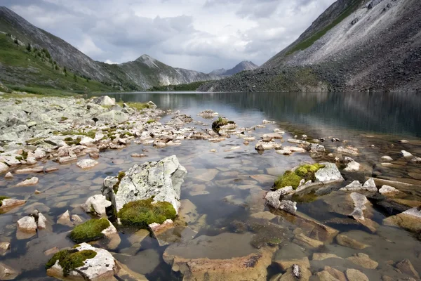 Bergsee mit transparentem Wasser, Steinen, Moos — Stockfoto