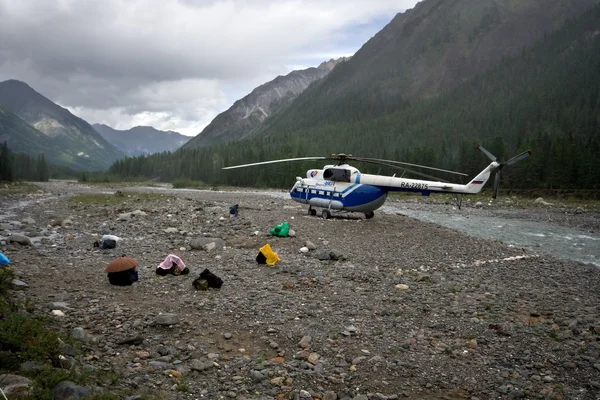 Helikopter, sprzęt na wybrzeżu rzeki. Expedition.Siberia.Russia. — Zdjęcie stockowe