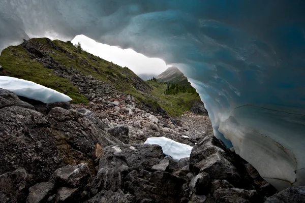 Fantastique forme de glace bleue contre la vallée de montagne — Photo
