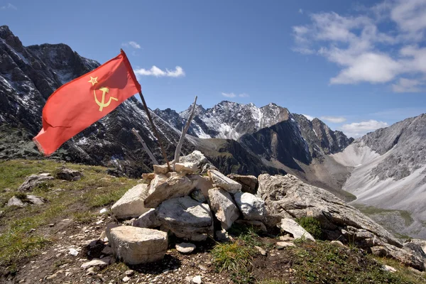 Röd Sovjetunionens flagga på toppen av berget bland stenar — Stockfoto
