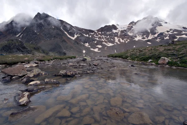 Lago di montagna, acqua trasparente.Pietre, foschia, rocce. . — Foto Stock