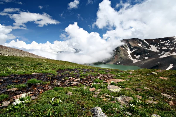 Berg lake,caucasus.blue himmel med vita moln. — Stockfoto
