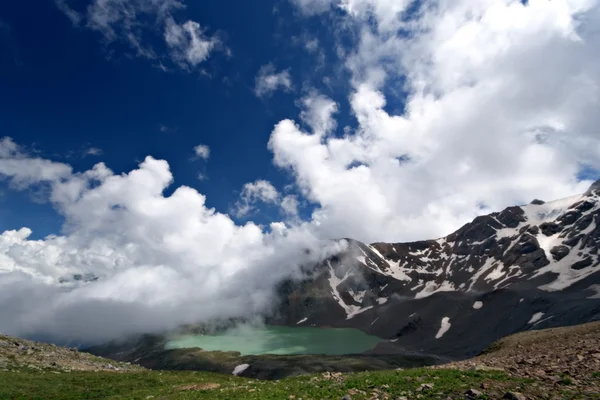 Montanha lago, Cáucaso. Céu azul com nuvens brancas . — Fotografia de Stock