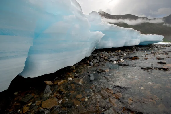 Paisaje salvaje en Rusia. Bloques glaciares de hielo, niebla . Fotos de stock libres de derechos