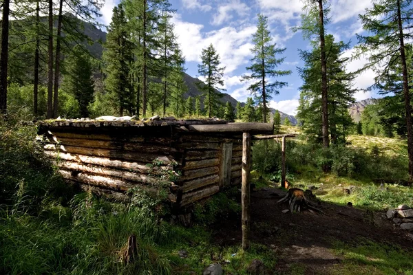 Cabana de madeira (cabana de inverno) na floresta selvagem, Montanhas Fotografia De Stock