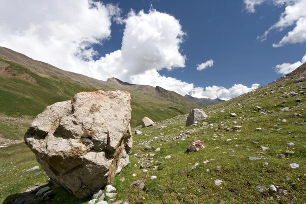 Rocas en el valle, montañas del Cáucaso. Cielo azul, nubes . — Foto de Stock