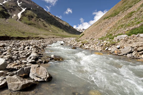 Corrente de rio de montanha. Vale do Cáucaso. Zona de Elbrus . — Fotografia de Stock