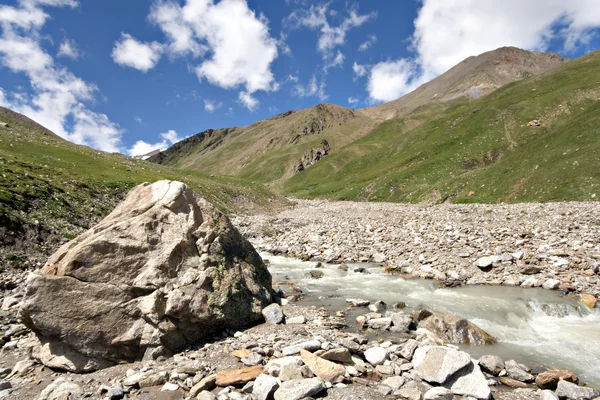 Enorme piedra cerca del río de montaña. Valle del Cáucaso . — Foto de Stock