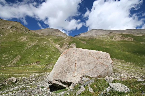 Rocks in valley,Caucasus mountains.Blue sky,clouds — Stok fotoğraf