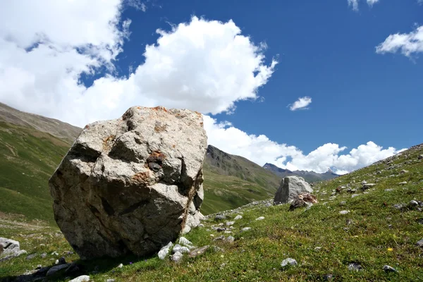 Rochas no vale, montanhas do Cáucaso. Céu azul, nuvens — Fotografia de Stock