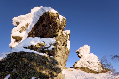karla kaplı taşlar mavi sky.siberia.taiga karşı.