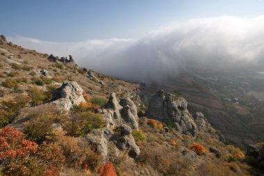 kayalar, sis sonbahar Kırım Dağları. manzara.