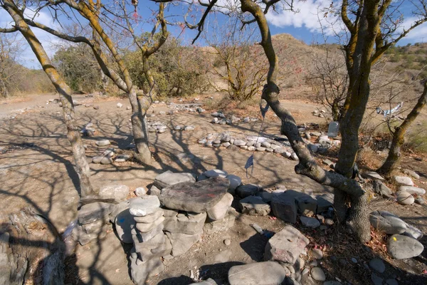Lugar para acampar entre árboles y piedras.Crimea . — Foto de Stock