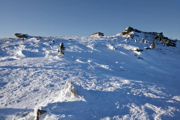 Zimowe chaty na szczycie góry. Uralu. — Zdjęcie stockowe