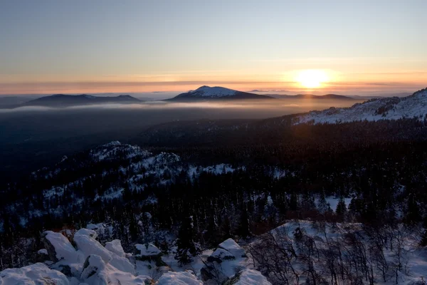 Pôr do sol em montanhas Urais Taiga, Rússia.Taganay park — Fotografia de Stock