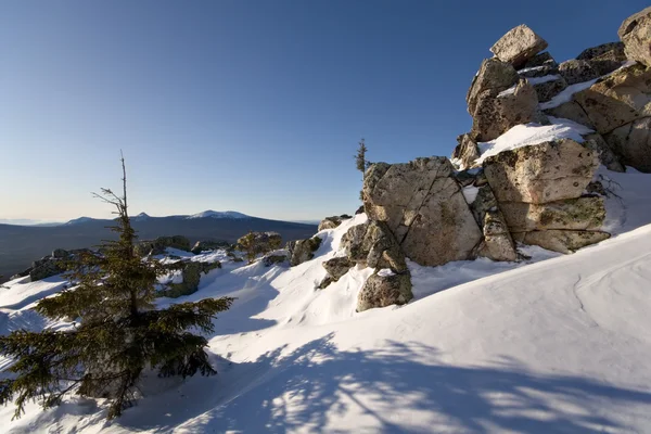 Invierno en taiga. Árboles y rocas en la nieve. Montañas Urales del Sur . —  Fotos de Stock