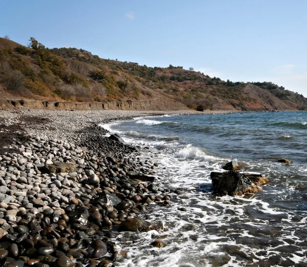 Costa del mar con guijarros, piedras. Hermoso paisaje . Imágenes de stock libres de derechos