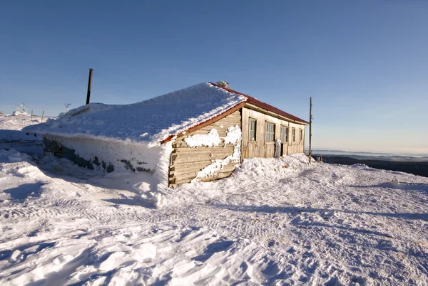 Cabaña de invierno en las montañas de los Urales.Rusia, taiga, siberia . Imagen De Stock