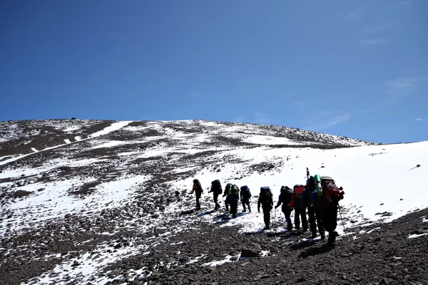 Alpinistas na escalada nas montanhas do Cáucaso, encosta de neve — Fotografia de Stock