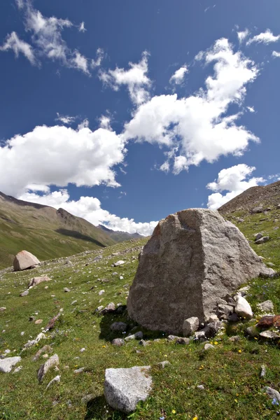 Rocas en el valle, montañas del Cáucaso. Cielo azul, nubes — Foto de Stock