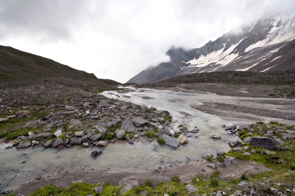 Stroom van de rivier van de berg. Kaukasus vallei. landschap. — Stockfoto