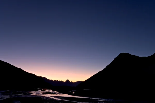 Salida del sol idílica en las montañas del Cáucaso. Valle del río . — Foto de Stock